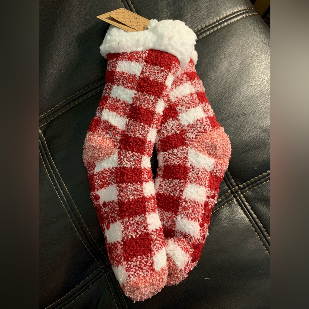 New COZY HUB Red White Plaid Slipper Cabin SOCKS Plush Sherpa Ladies 9-11 NWT